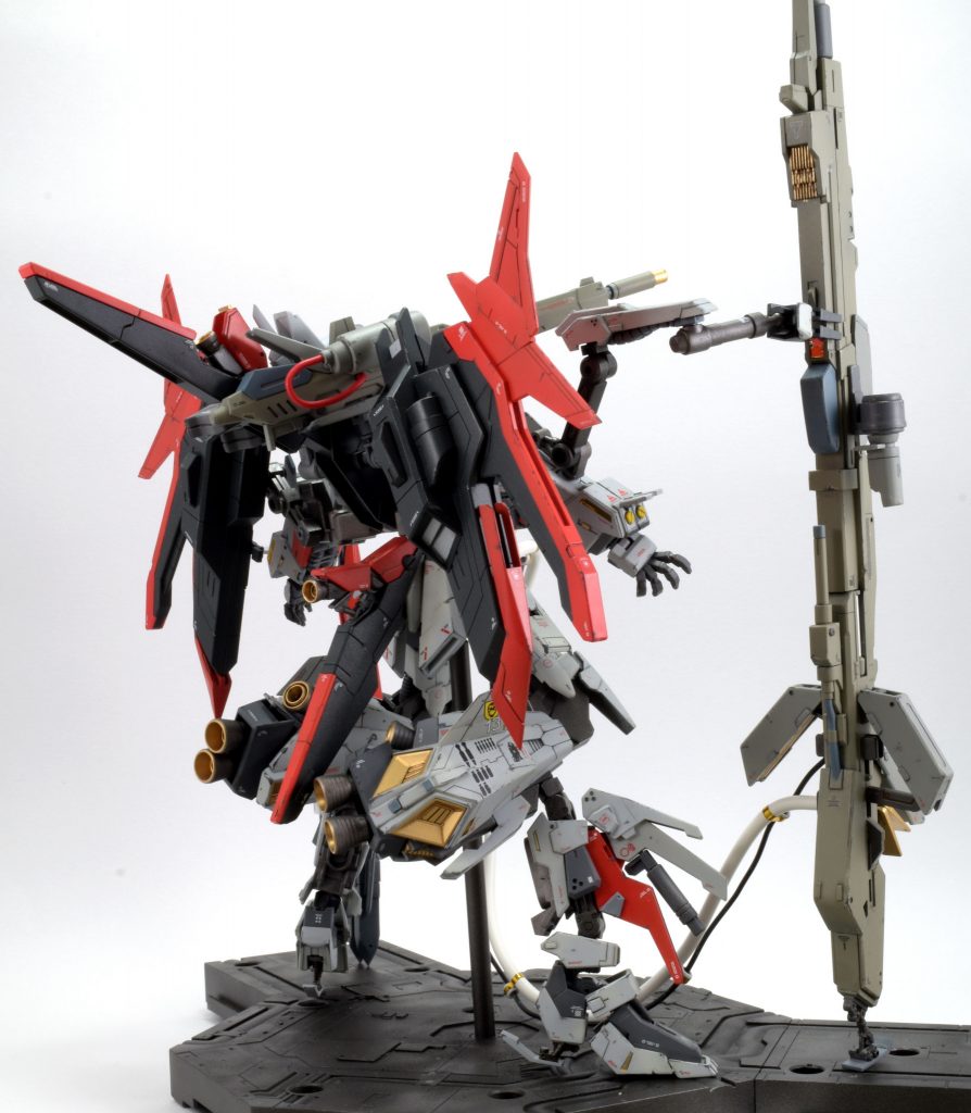 基本的にはライトニングZガンダムをベースに、RG Zガンダムのパーツ類をくっつけただけ。同じゼータのパーツなので違和感なく馴染むぅ。