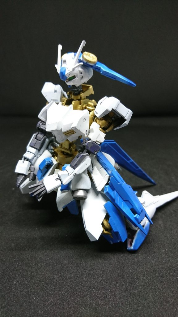 アロンソは資料に目を通していた資料の内容はここ最近目撃されたシャナの情報だったここ最近アンノウンフレームの動きが活発的になっているその他にネクストフレームの目撃情報も頻繁に増えている
「しかめた顔してどーした兄貴?」
ヨハンが差し入れを持ってアロンソの様子を伺いに来た差し入れはドーナッツの詰め合わせのようだ
「あぁ…ヨハンか少し資料を見ていただけだ、問題はない」
疲れきった顔をしていた、ここ最近働きづめでろくに眠れていない
「問題はない?大アリだよ!全く……少しは休めよ兄貴はいつも根詰めてやるからな、あとエミリーが心配してたぞ!」
「すまないな…差し入れありがとう、調査情報をまとめるのが忙しくてな…あとで連絡する」
アロンソは資料をヨハンに渡し差し入れのドーナッツの詰め合わせの箱をあけ好物のストロベリードーナッツを取り出した
「今度はこいつを追えばいいんだな?なんだか女の子見たいなMSだな可愛らしく見えてきた名前は……シャナか」
「こいつは可愛らしく見えるがすばやく下手すれば仲間を呼ばれるから用心しろ……やっぱり美味いなこのドーナッツ」
ストロベリードーナッツを頬張りコーヒーで流し込んだ
「コーヒーとストロベリーって合うのかよ?」ヨハンは顔をしかめた
「じゃあな、絶対にエミリーに連絡しろよ!」アロンソの部屋を後にしたヨハンが帰ったあとアロンソは携帯を取り出しエミリーに連絡をとった