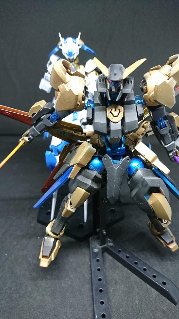 しかし援護にきたリンドヴルムに弾かれた
「何っ!リンドヴルムが来やがった!?」
ヨハンは失念していたそれはシャナが発していた奇妙な音だ、この音がまさにアロンソが言っていた仲間を呼ぶ合図のことだったのだ
「やらかしたか……」
「ヨハン!撤退するんだ!」
「言われなくてもわかってる!」ヨハンはすぐに撤退したしかし2機は追ってこないむしろシャナが手を振っていた