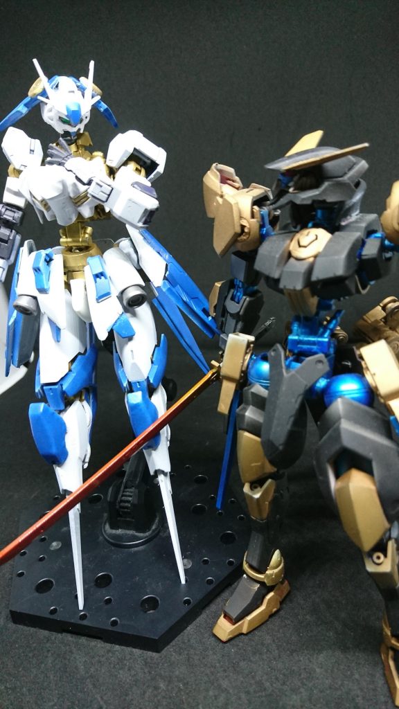 シャナ「帰っちゃったね…ありがと」
シャナはほっとしたかのような仕草をとった
リンドヴルム「いいんだ、今さっきのMSは見たことないな」
すると通信が入ってきた
???「今のはネクストフレームだよ、まさかギャラルホルンがこいつを持ち出すとはね、残りの機体もよく見かけるわけだ」
「ネクストフレームってなんだ?」
リンドヴルムが通信の主に尋ねた
???「ネクストフレームはニヴルヘイムが製作したMSだよ、ガンダムフレームを凌駕する性能を持っているんだ」
シャナ「でもあの機体そんなに強くなかったよ?」
???「あれはルシファーだ、ネクストフレームのプロトタイプだ大した強さじゃない問題は残り6機のネクストフレームのほうだ」
リンドヴルム「6機もいるのか?ラウル」
ラウル「そうだ…残り6機のうちデモゴルゴンには気をつけてくれあいつはニーズヘッグと同じ組織にいるから」
リンドヴルム「ヘルヘイムか…」
ラウル「そのとおり…僕たちが倒すべき敵だ、帰還してくれ詳しくは戻ってから説明するよ」
リンドヴルム「了解、さぁ戻るぞ」2機は撤退しその場を後にした