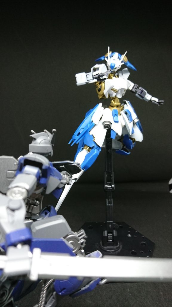 「クソッ!なんて速さなんだよ!」
ヨハンはシャナの圧倒的機動力の高さに翻弄されている追い付ける訳がないなぜならルシファーの追加装備がまだ完成していないからであった
「早く追い付いてみなさいよー」
シャナから聞こえてくる声どうやら少女の声のようだそして奇妙な音が聞こえてきた
「言ってくれるじゃねぇか!」
視界に入れるのが精一杯で攻撃ができないそもそもあんな速さでパイロットは死なないのかよ!?一時的にシャナは脚を止めた
「チャンスか!」ルシファーソードをシャナに目掛けて投げつけた