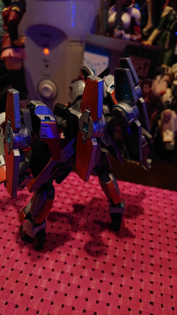 フロント&バックショット。

今回は『グレイズリッター』に入っているパーツのみで構成してます。
リヒトはドイツ語で「光」を意味しています。
両肩と背部に装備されたスラスターで光のごとく高い機動性を備えた機体です。


今回はすべてガンダムマーカーのシルバーとメタレッドのみでの塗装になっているので、ところどころ粗い部分や塗りムラはありますがそこも味かなぁって思ってます笑