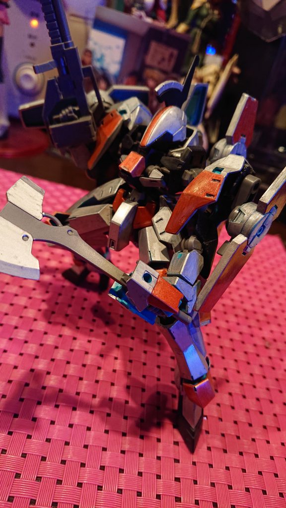 装備はライフルとアックスのみ。
シンプルながら実用性ある武装になってます