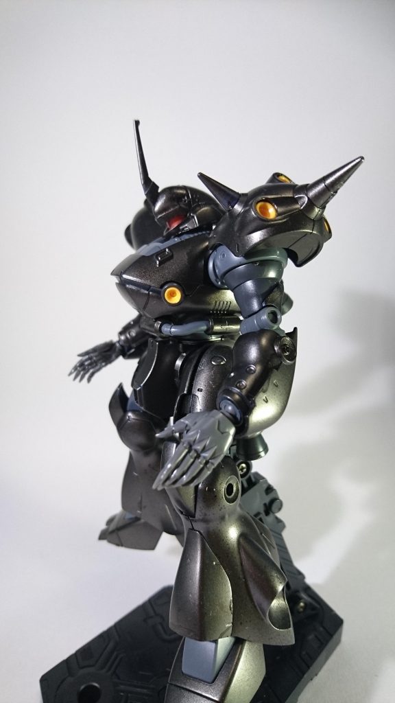 黄色やグレーのランナーは無塗装。組む前につや消しトップコートしても良かったかも？ちなみにメタリック塗装してるところはコートなしでガンダムマーカーのそのものの色です。コートしてないのでポーズつけるときに擦ると塗装剥がれそうで怖いです。