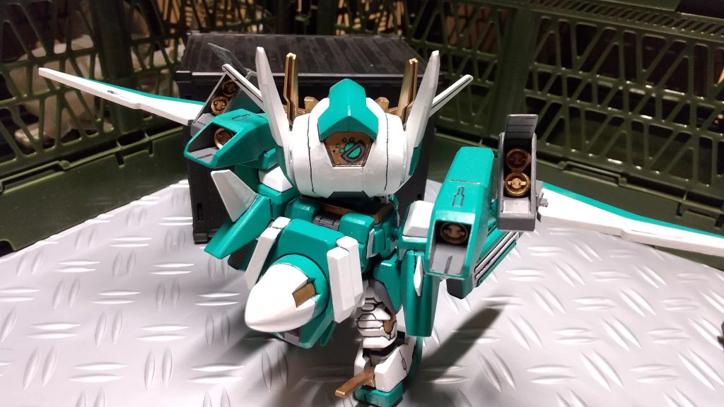 両肩可動式の翼がドッグファイト等この際の複雑な飛行を可能にしている。