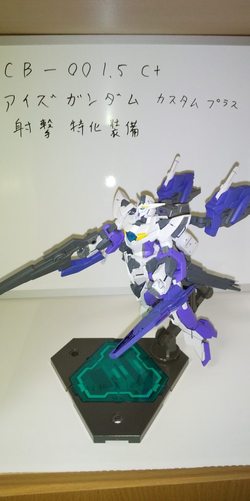 サイドショットを1枚
射撃特化としてもある程度の機動力と両立を考え、スラスター兼、キャノン砲となるバック装備はリバーシブルガンダムとイージーアームズのパーツを組み合わせています
