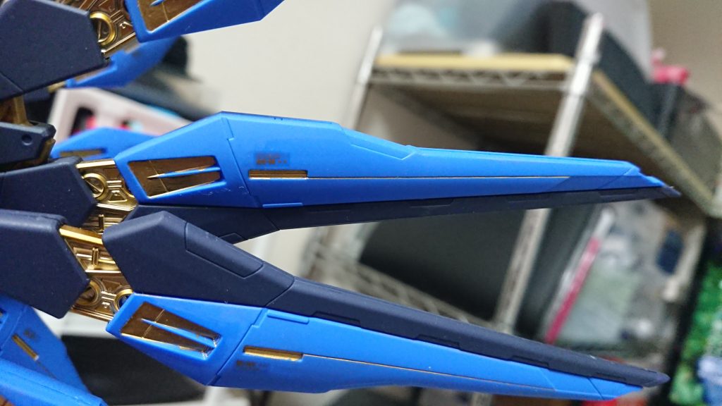 メタルビルドやPGを意識して金多めで部分塗装してます。