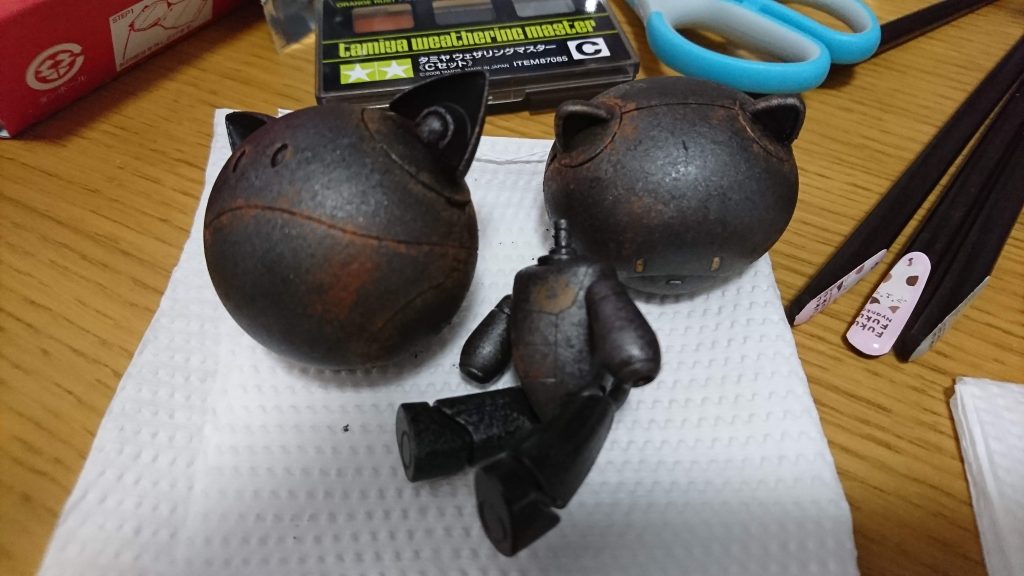 はいここで登場プチッガイとハロ!!作ってるとこ写真撮るの忘れたのでこんなのしか無かった!反省!w
水性ホビーカラーの焼鉄色を全体にスポンジでポンポンした後、ウェザリングマスターの赤錆とかを錆びそうな所に塗りたくり、またスポンジポンポンしてを繰り返してますw簡単だからやってみてね♪