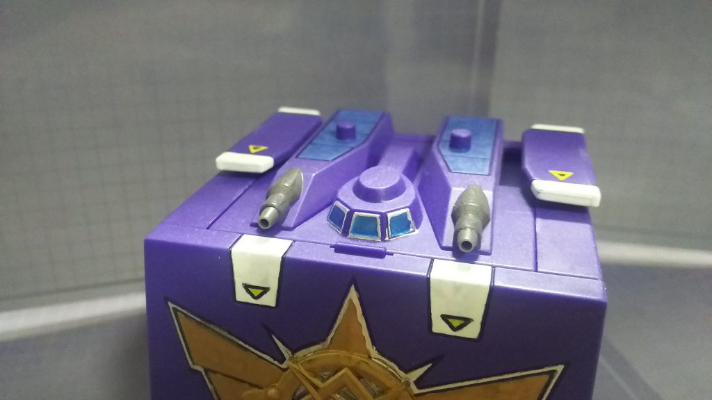 自衛用装備として機体上面にビーム砲2門を装備。3面窓はコクピットというより制御部か。