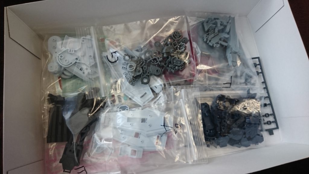 制作工程はまず、１回ランナーから全部切り出したあとヤスリがけをし、ランナーごとにまとめました！