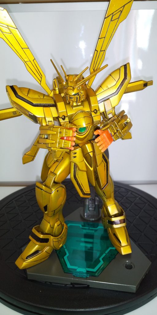 必殺技のためポーズを1枚
旧キット1/100サイズのキットは関節部分は現在販売されてる HG 規格とは違うもので 二重関節を採用しておらず 別の関節の曲がり方を再現していました
肘部分で関節が曲がるため 構えが取りやすいキットでした