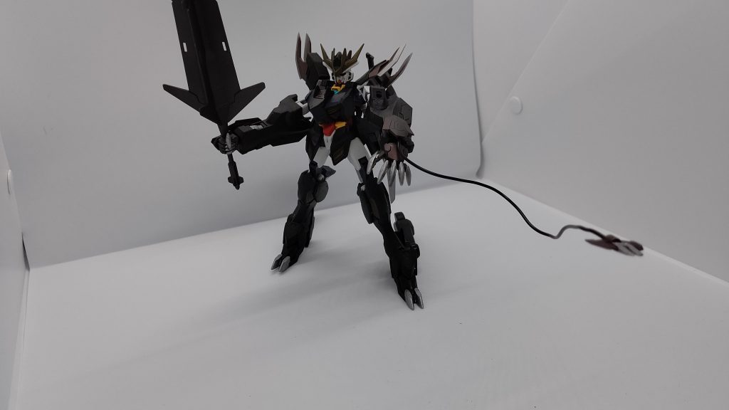 腕に装着されたワイヤーアンカー。
相手を引き寄せたり、そのまま突き立てたり、振り回して切断したりする他、障害物の多い箇所では、障害物に撃ち込み、立体的な機動を行うのに使用される。