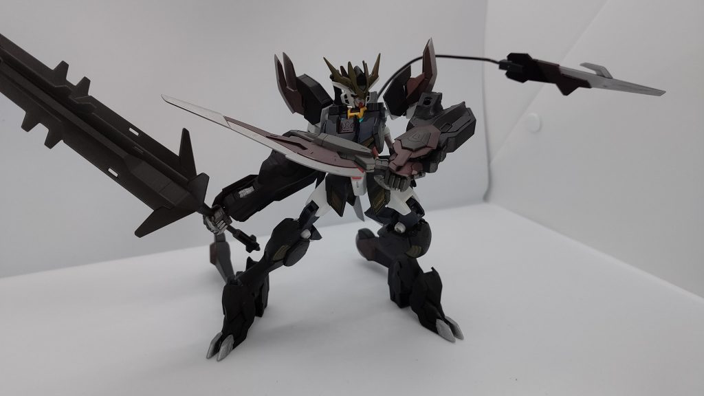 バルバトスルプスレクスを模している為、テイルブレードも使用出来る他、マーズアーマーにあったヒートレヴソードも使用可能。