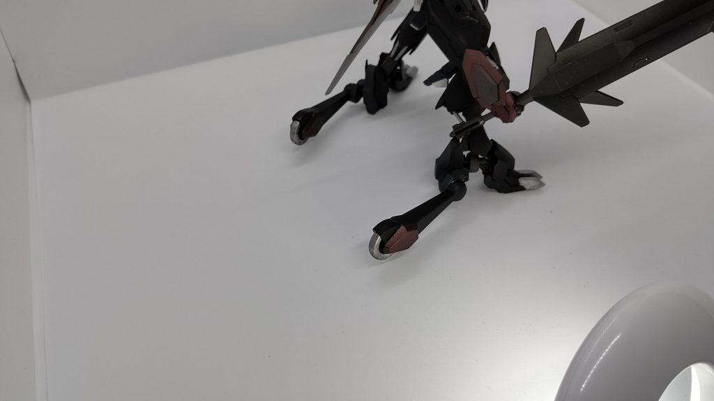 地上での移動や、戦闘中に接地させることで変則的な機動を行う。
360°どの方向にも動く為、障害物の多い市街地戦等では壁に接地させたりすることで、特に変則的な機動が行える。
ただし、高い操縦技術が必要。