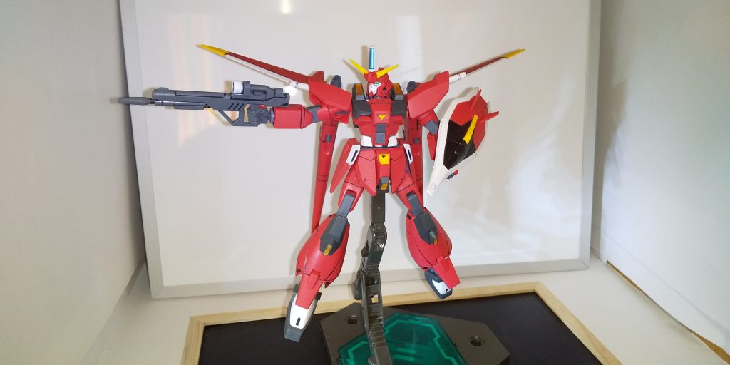 SEEDガンショットポーズ
旧タイプの HG ながら ポリキャップによる 関節の分割は 良好な作品で 
二の腕の回転、 膝周り、腰の回転など
ポージングに必要な箇所はそれなりに満足出来るガンプラです