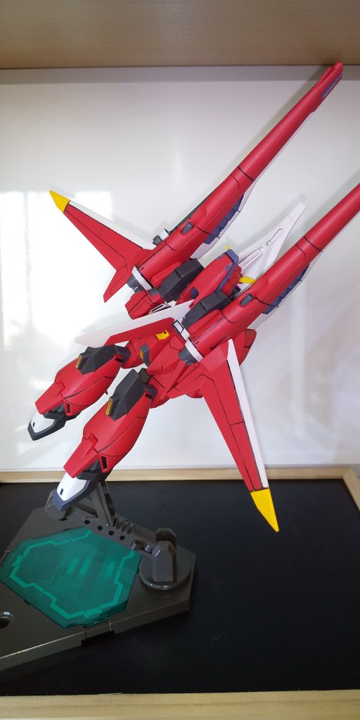 モビルアーマー形態 の 背面 から1枚
悔しいですが、アニメのように 角の変形 は できませんでした
1/144スケールで 極小パーツ の 分割は 今の自分の 技術力 では 無理です