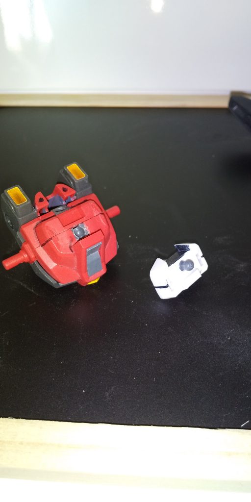 制作中の悲劇その1
製作中に 胴体部の 爪部分が もげ落ちまして、ビームサーベルで切られてもいないのにお腹で機体が上下分割
改修として 極小の ボールジョイントを 埋め込み 補強対処しました