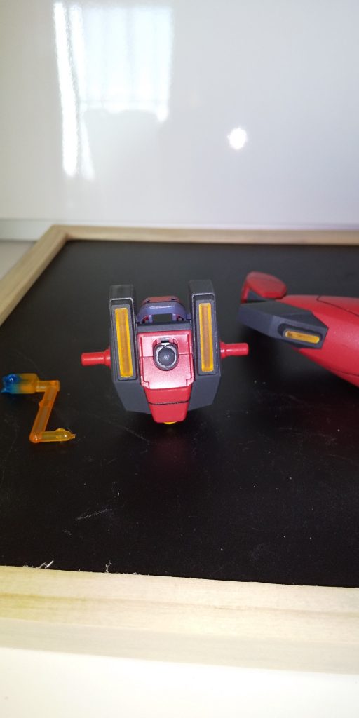 突発的に少しアレンジ改造したくて、
ビルドファイターズシリーズにあるようなクリアパーツの埋め込みをしてます
機体のイメージとしては、機体内部からスラスターを通してエネルギーの放出する感じです