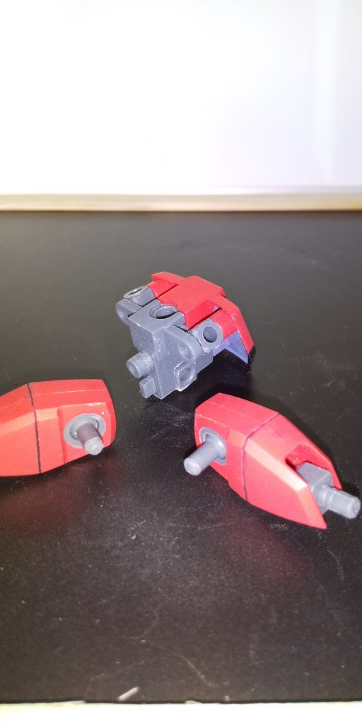 制作中の悲劇その2
パーツを取り外していたら 足の付け根から ボールジョイントが もぎ取れまして
急遽 こちらも ボールジョイントと ポリキャップ を 埋め込む 改修作業しました