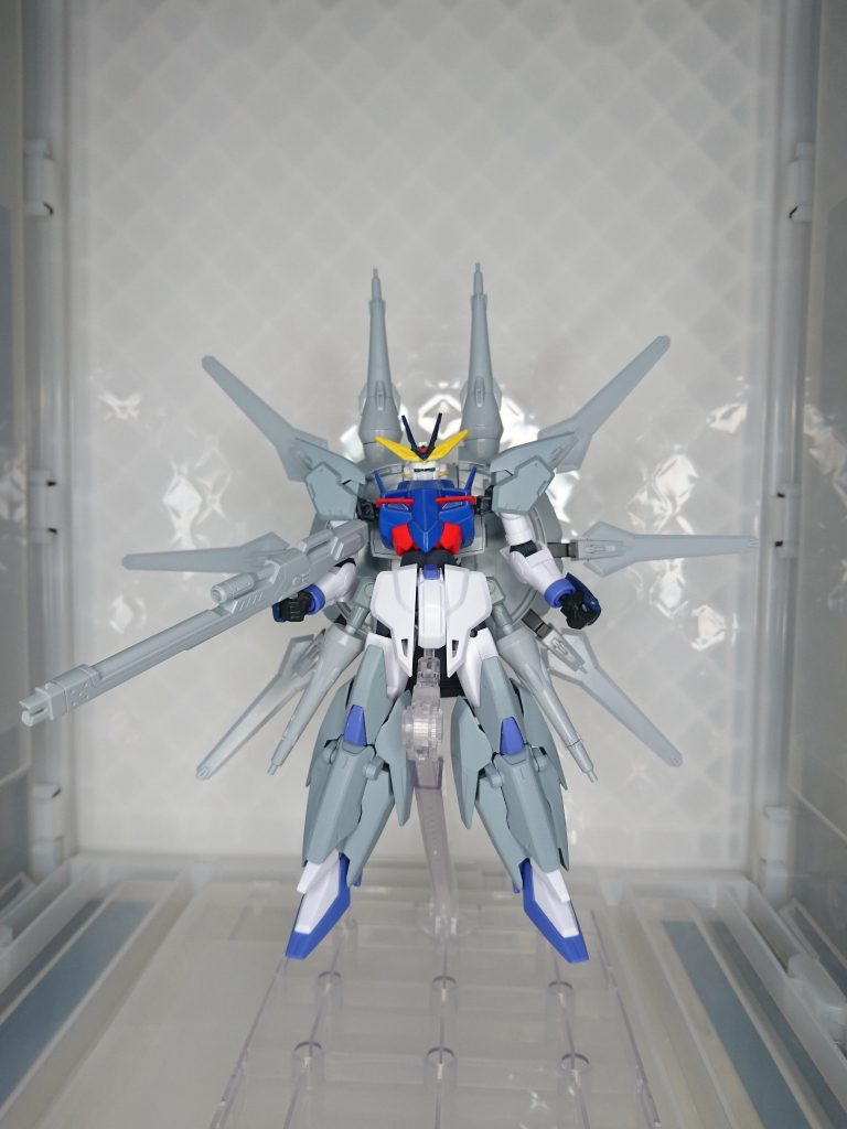 フロント。
HGBD:R ガンダムテルティウムをベースに
⚫1/100 レジェンドガンダム
⚫HGSEED レジェンドガンダム
⚫HGSEED スローターダガー
⚫HGCE フリーダムガンダムカスタムキット
を使用しています。
またタミヤスプレーを使用して全体的な色味をレジェンドに寄せています。
