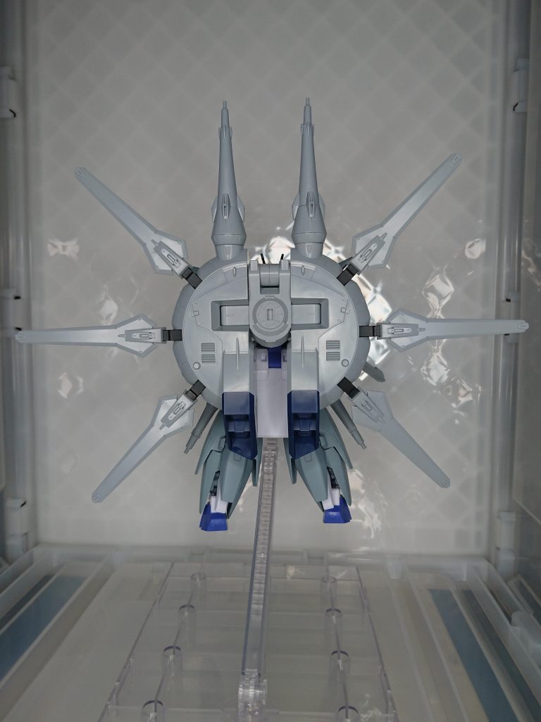 ドラグーン基部は1/100レジェンドのバックパックにジョイントを2つ噛ませて接合しています。
これが重すぎるせいで基本仰け反っちゃうのはご愛嬌。