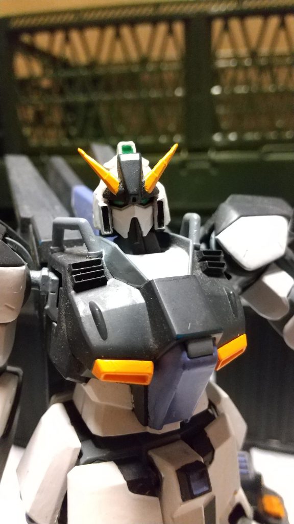 のっぺりした顔のサイドをカットしてアンテナをプラス。