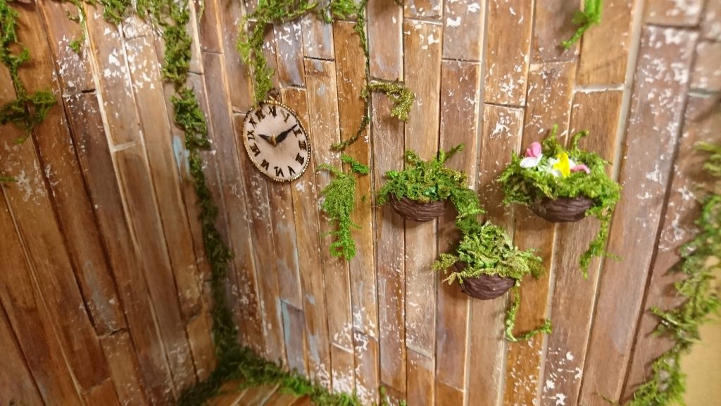 壁掛けのお花も作りましょう♪
籠も樹脂粘土を使ってます。籠っぽさを出すために爪楊枝を使って線を入れてます!