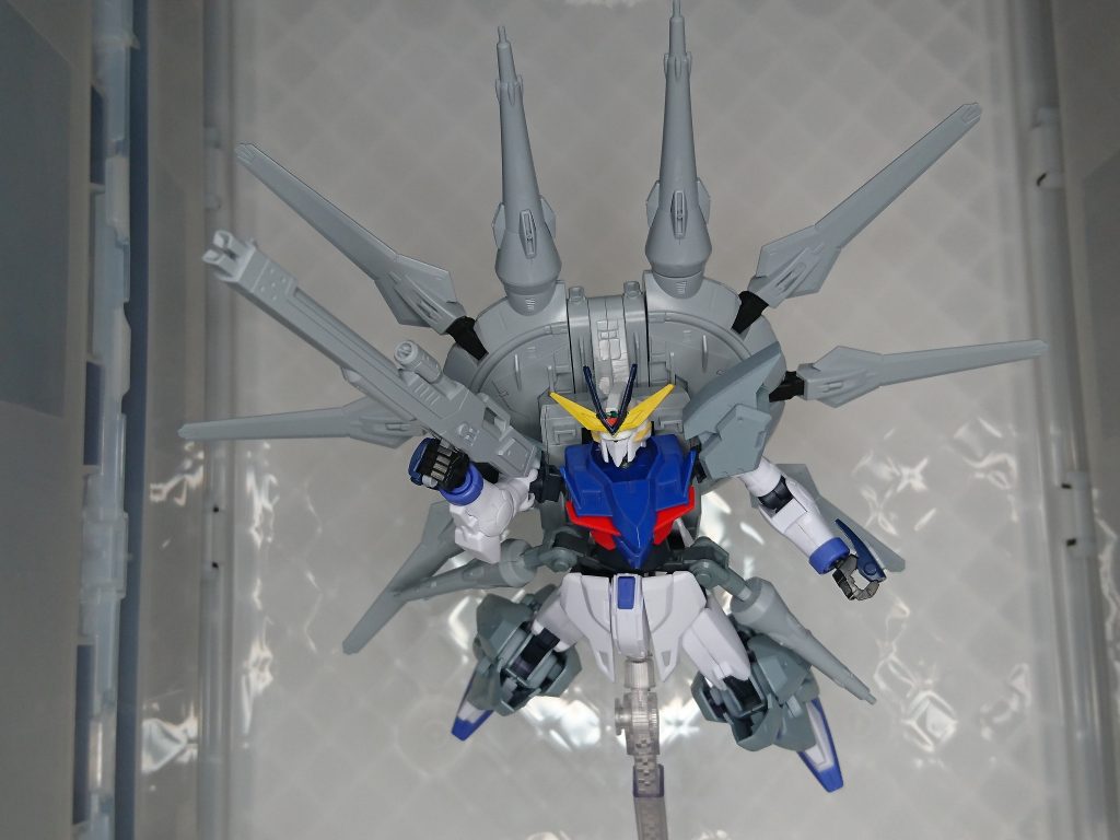 しかぁし!
1/100のユニットを採用した事で得られる推力はHGのそれを凌駕します。
また本体の機動性とバーニアの性能も相まって運動性は上々。
所持している高エネルギービームライフル(HGSEEDの物を流用)で突撃ぃ!な1枚。