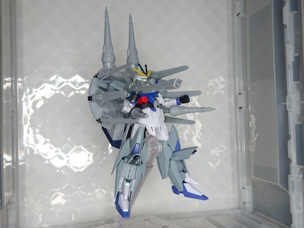 背面のドラグーンはレジェンド同様に稼働します。
勿論ドラグーンらしく分離・無線制御によるオールレンジ攻撃も可能。ていうか得意。
我が家にそれを再現する術はありませんが。。。。