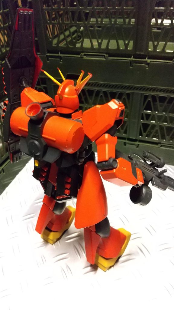 バックパックやサイドスカートも「未完成の新型をネオ・ジオンの技術で補完」みたいな感じで。
あと胸の所にメガ粒子砲も装備で更に「悪役感」を出してます。