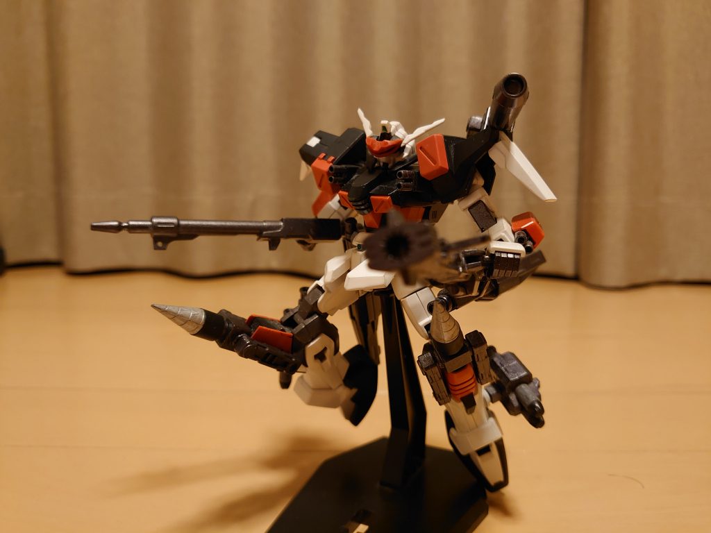 前に出る時のために近接武器も持たせたいな、と思い
ナイフやら斧やら考えて行き着いたのがこの膝のドリル。
普段は折りたたんでますが写真のように伸ばして突撃します。
ガオガイガーから着想を得ました。