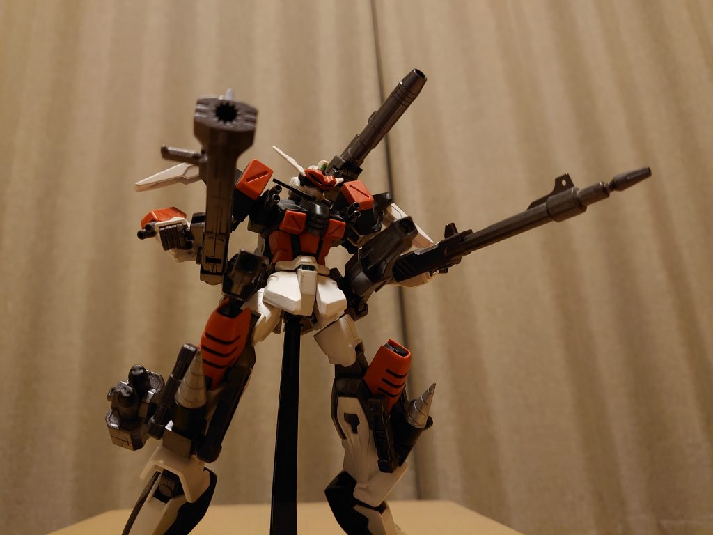 フルバースト!
両手両足腰背中の各武装で攻撃。
地味に腕と肩の付け根にもバルカンを追加しています。