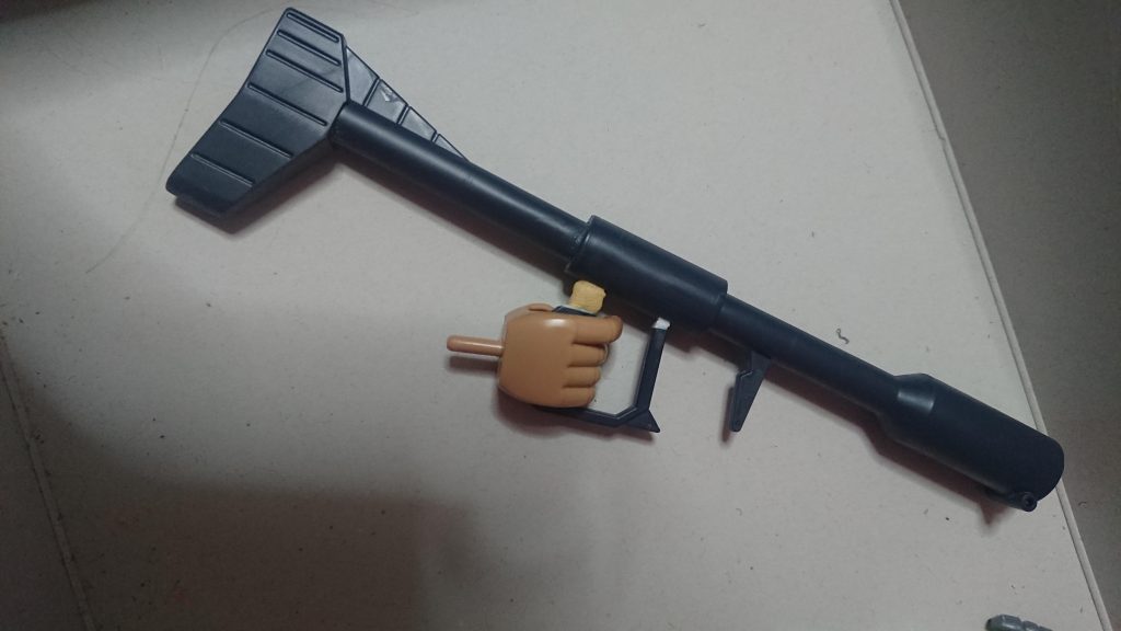 ジャイアントバズは持ち手を切断し、斜めにして肩で担げるように延長
バズ本体の長さが足りなかったのでプラ板で延長