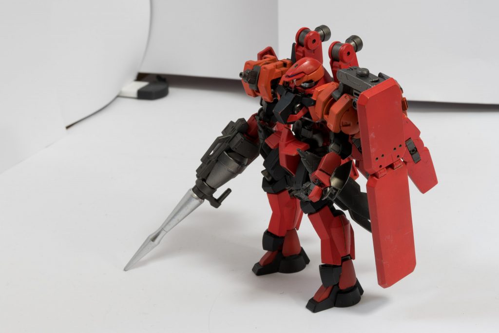 シュヴァルベグレイズを素体とし、さらなる機動力向上のためスラスターを増設している。