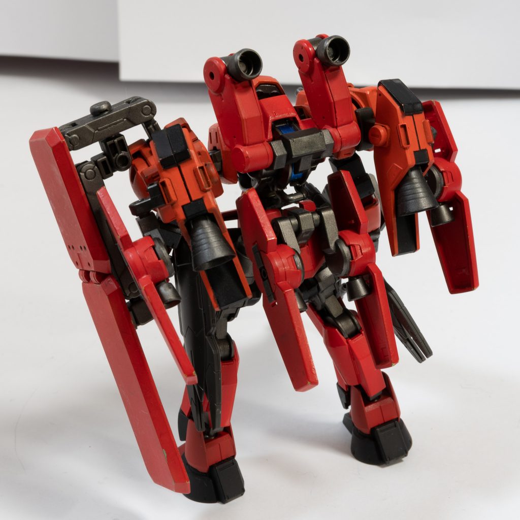 圧倒的な機動性を誇るものの、増槽などは装備されていないため戦闘時間は短くなっており、さらに操縦性はよりピーキーなものとなっている。