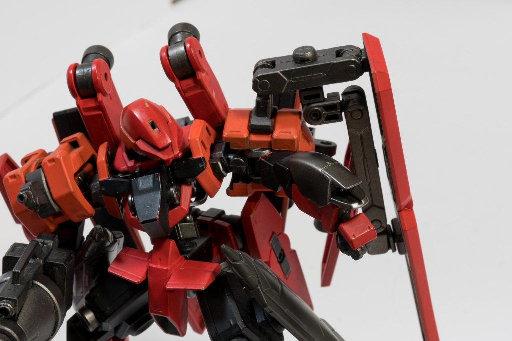 60mm機関砲
左腕に装備された牽制用の装備
実弾だけでなく信号弾やスモーク弾の発射も可能。またその装甲は小型シールドとして使用できるほど強固なものとなっている。