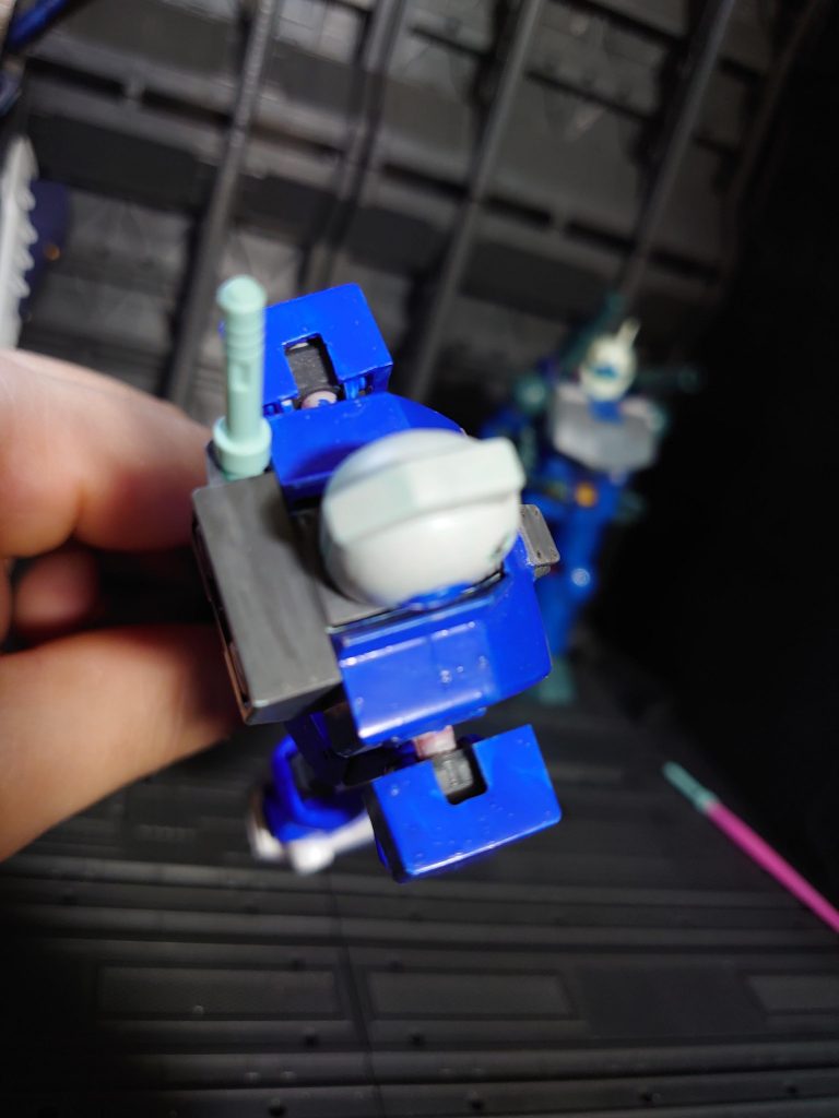 肩をちょっと改修した以外はキットのままです