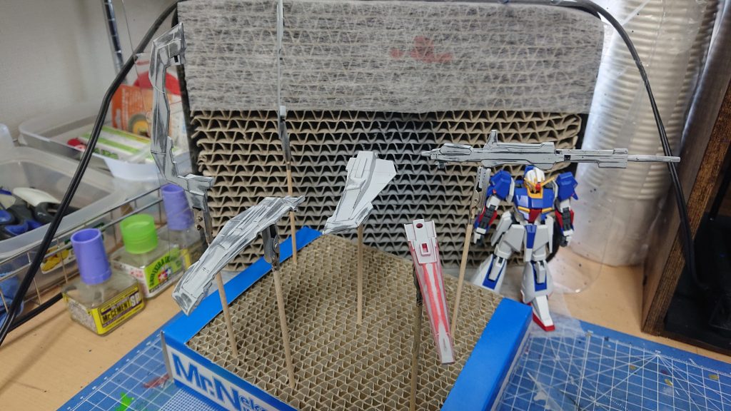 パーツの表面処理には人生初の捨てサフというものを行いました
最初に処理してからサフ吹くよりも先に吹いてしまった方が楽ですね
これから塗装する時は捨てサフしてからにしようと思います