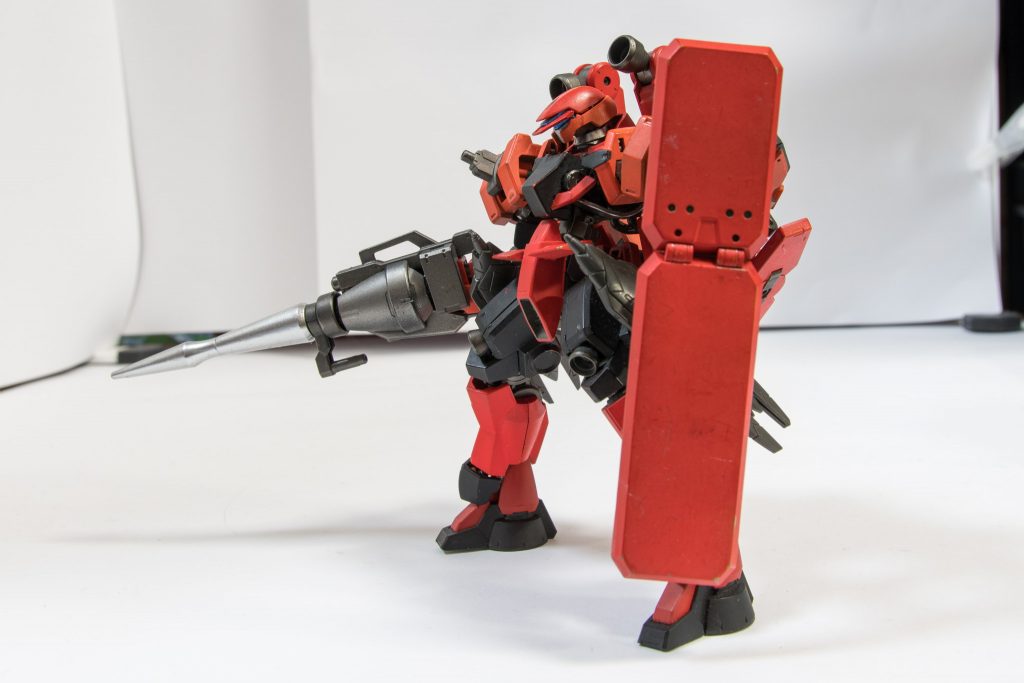 シールド
高機動戦闘時の取り回しを考慮し、フレキシブルアームを介し装備。
不要になった際にはパージすることも可能である。