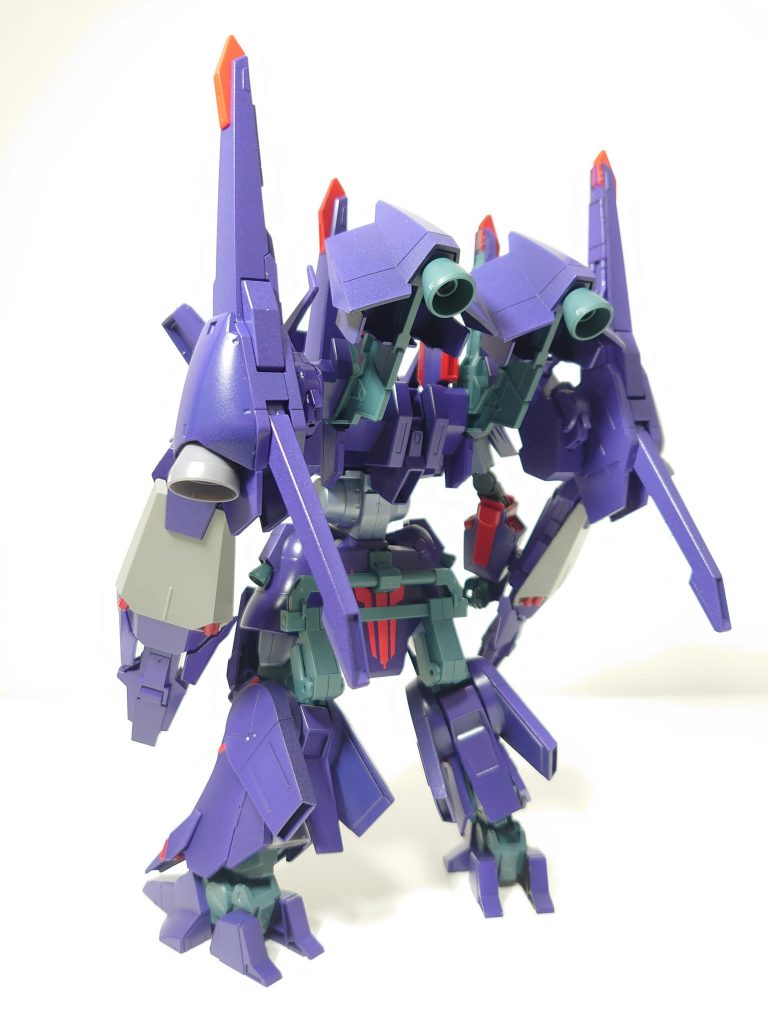 ネオジオン残党からの横流しにより得たサプレッサーの予備機をベースにした為、背部武装コンテナは健在。状況に応じて様々な武装を取り付けることが出来る