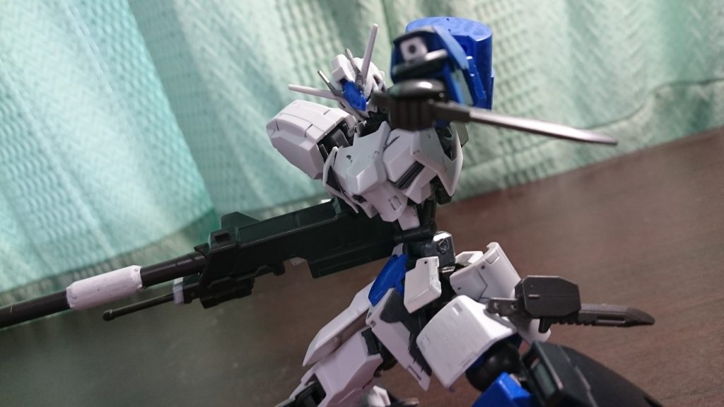 その他の武装としては腰のナイフと....