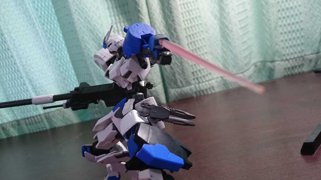 (もう上の写真でそれっぽい穴が見えてますが)固定式サーベルがあります
トリスタンの基部がジャストフィットでした