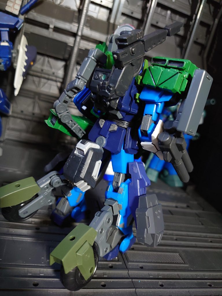 下半身は増加した重量を補う為にスラスターとローラーを装着し機動力を強化した