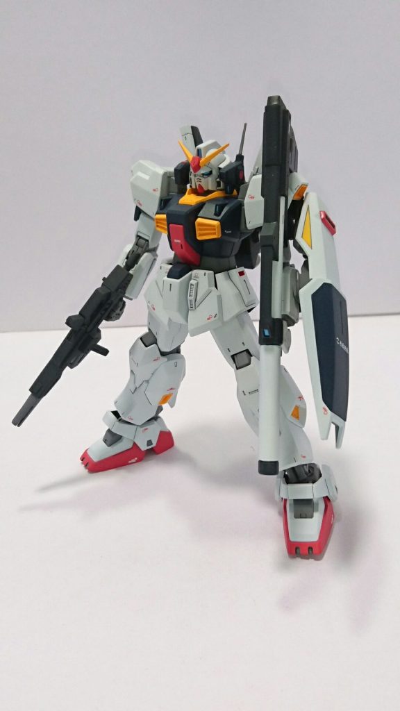 キット自体は癖の強い体型ですね…
悪くはないのですが個人的には旧HGUCの方が好きです。
