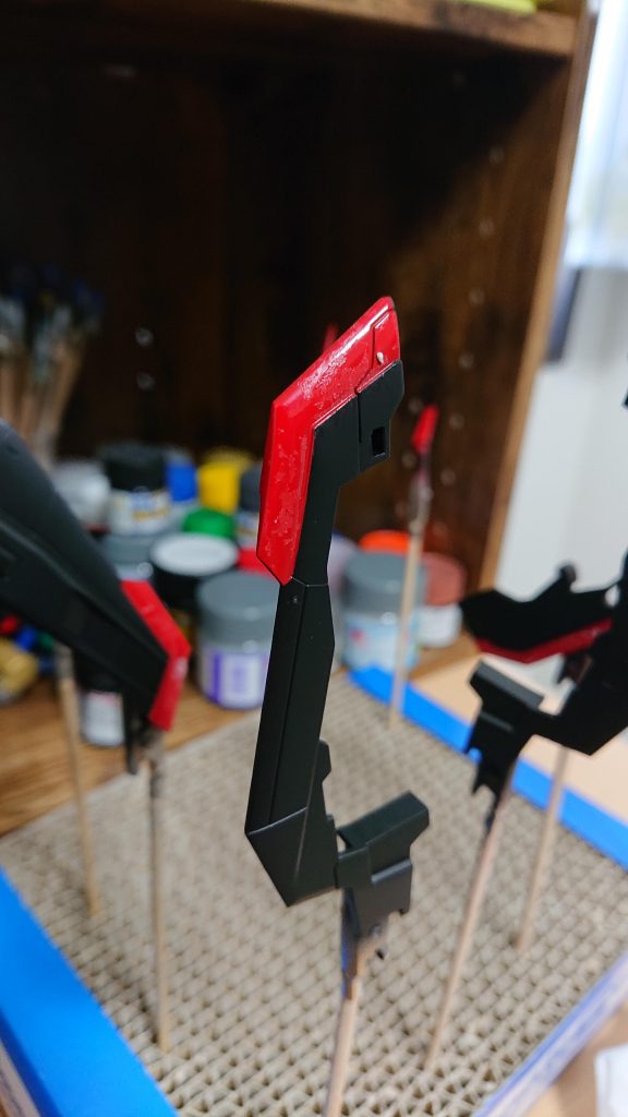 今回マスキングには付属のシールを使ったんですが
数日放置してたら剥がれ後でグチャグチャになって
普通にキレそうになった