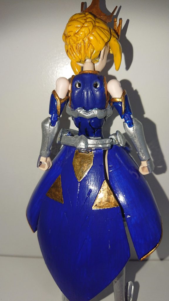 一応背中には武器を取り付ける穴付けてる