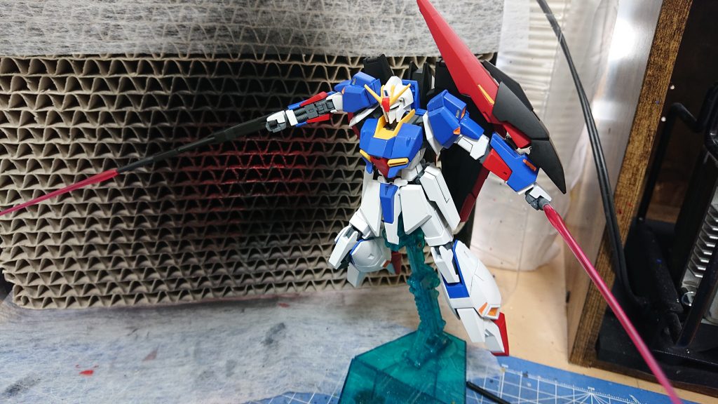 Revive版Zガンダムの良いところは
普通のキットだと二刀流させようとすると
ラックが無い限り余ってしまうライフルを
懸架したまま二刀流出来るところですね
私は【パーツ余りを許さない市民の会】メンバーなので、余計に気にしてしまうんです
悪いところはサーベルラックが無いところでしょうか