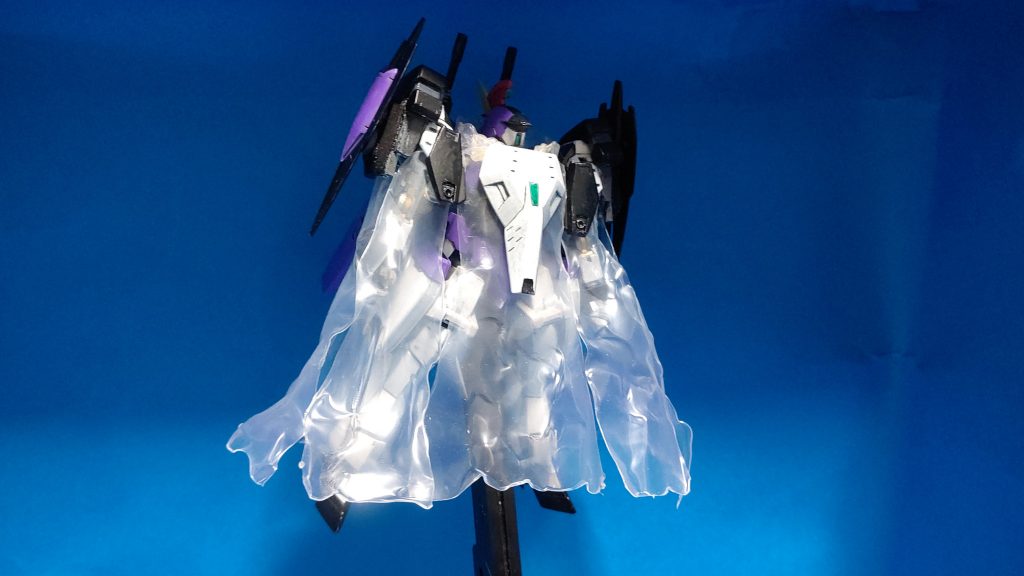 塗装前のマントを使って形状チェック。
マントは裏面にガンメタリックを塗っただけなのですが、それだけで個人的に満足のいく色合いになったのでよしとしています。
(ただ、写真にして見るとテカりすぎている気もします)