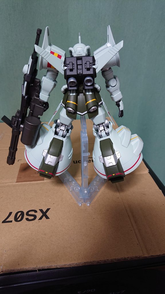 後ろ姿。水転写式のデカールがかなり多いので苦労しました。バックパックのバーニアは塗り忘れました（笑）