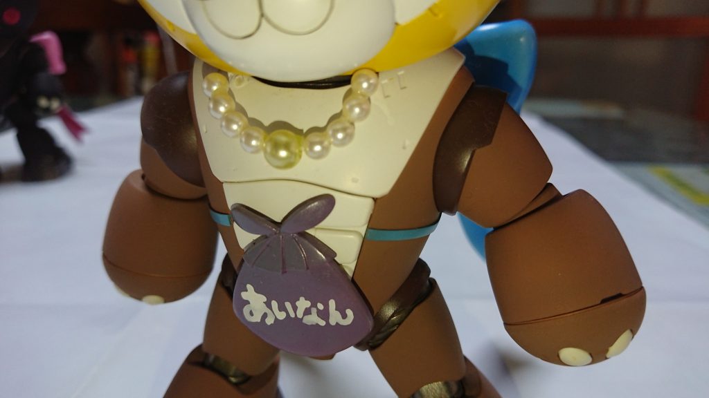 真珠のネックレスはビーズであいなんと書いたヒオウギ貝はプラ板で工作しています。